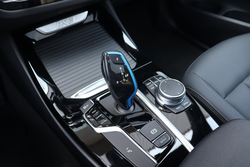 BMW iX3 14