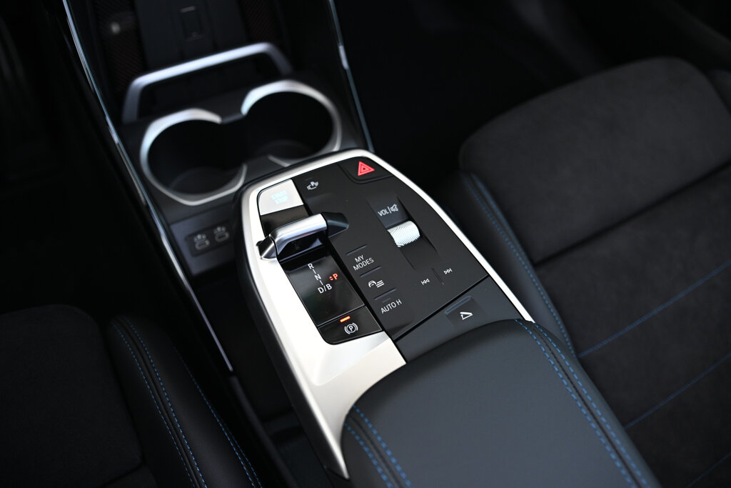 BMW iX1 13