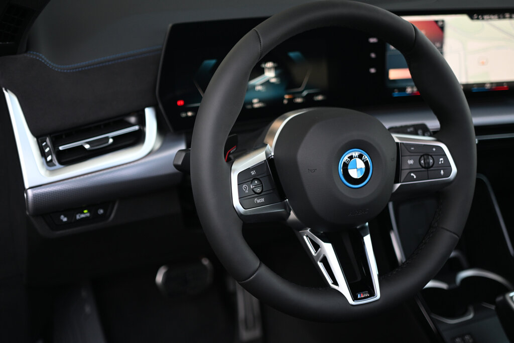 BMW iX1 21