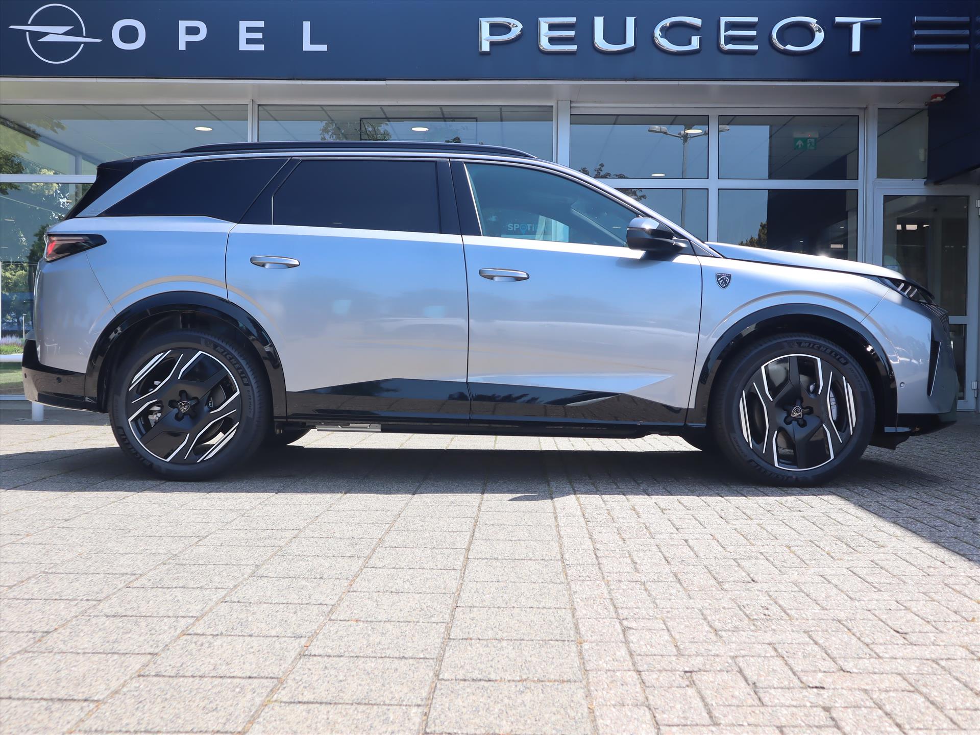 Peugeot e-5008 EV GT Exclusive 73 kWh 210PK 7pers., Rijklaarprijs, Leder Trekhaak afn Navigatie 360 Camera 20 inch wielen - Afbeelding 4
