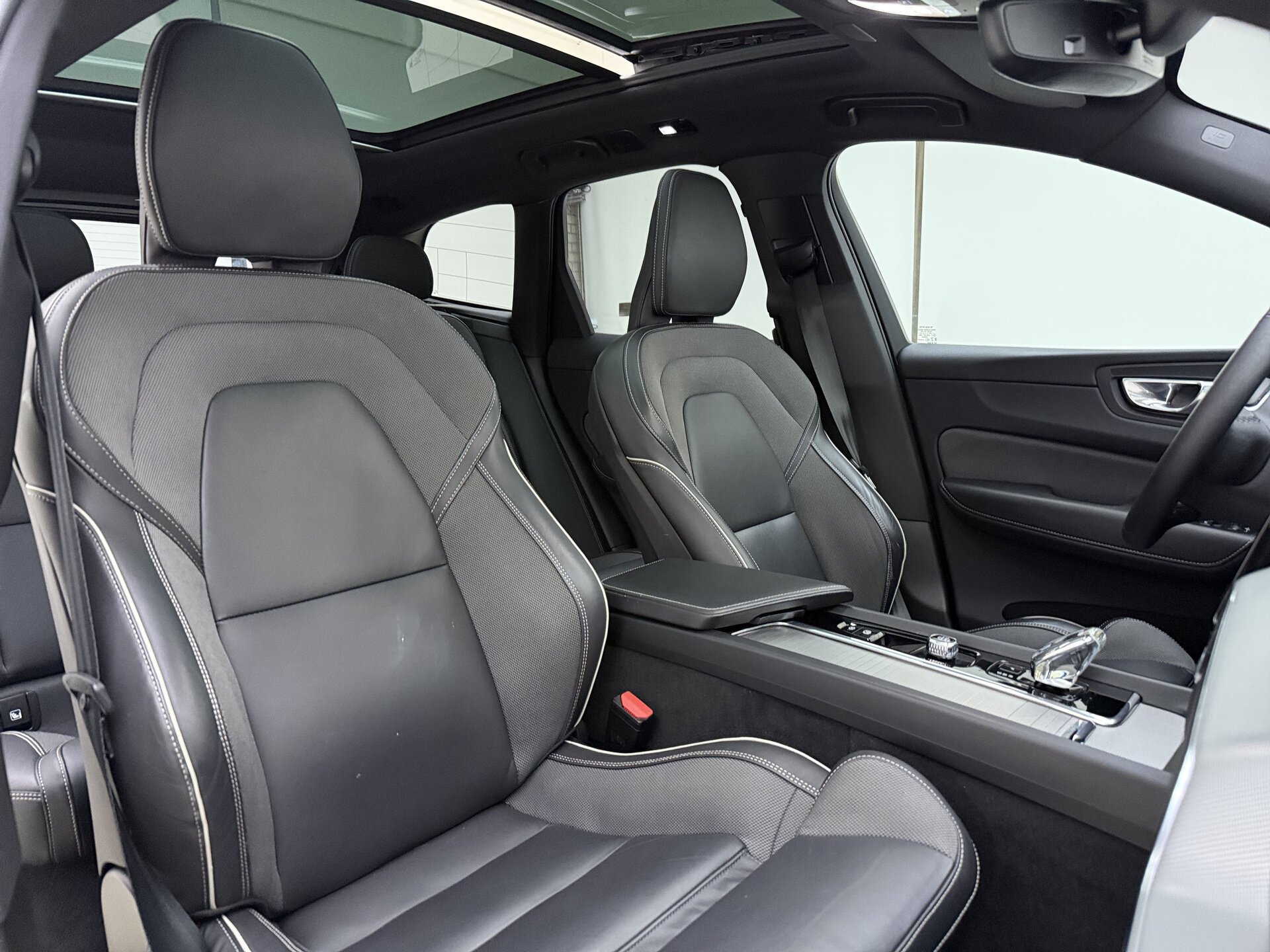 Volvo XC60 T8 Plug-in hybrid AWD Plus Dark - Afbeelding 4
