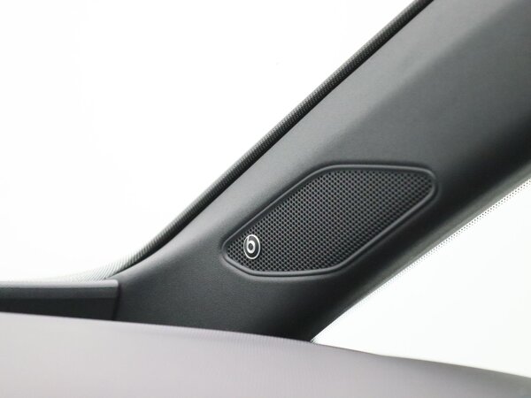 BeatsAudio met 10 speakers en 370W versterker