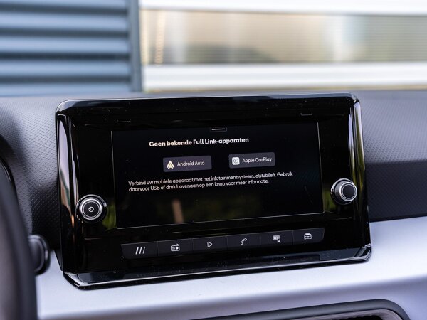 Apple Carplay/Android Auto Apple Carplay/Android Auto