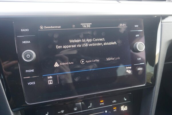 Apple Carplay/Android Auto Apple Carplay/Android Auto
