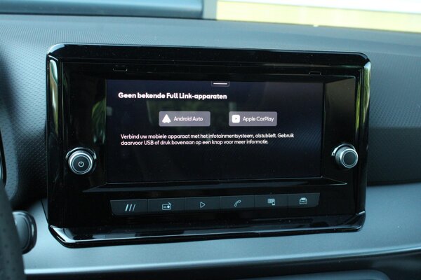 Apple Carplay/Android Auto Apple Carplay/Android Auto