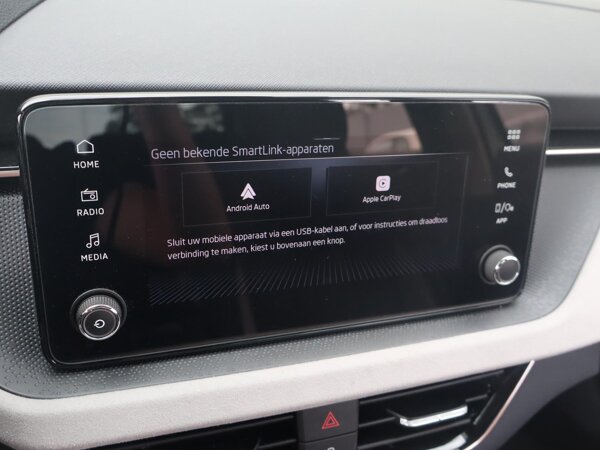 Apple Carplay/Android Auto Apple Carplay/Android Auto