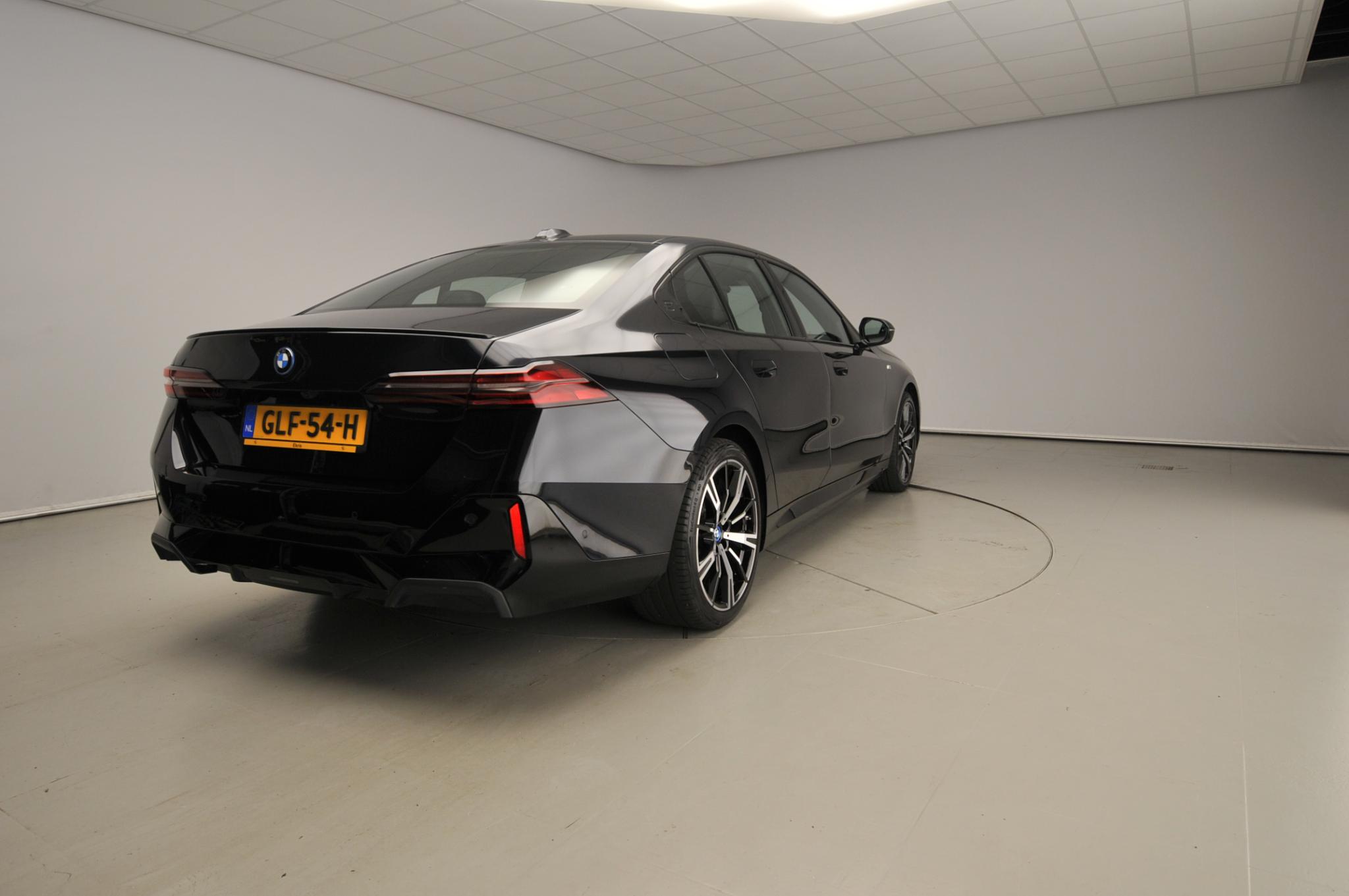 BMW 5 Serie Sedan 550e xDrive - Afbeelding 2