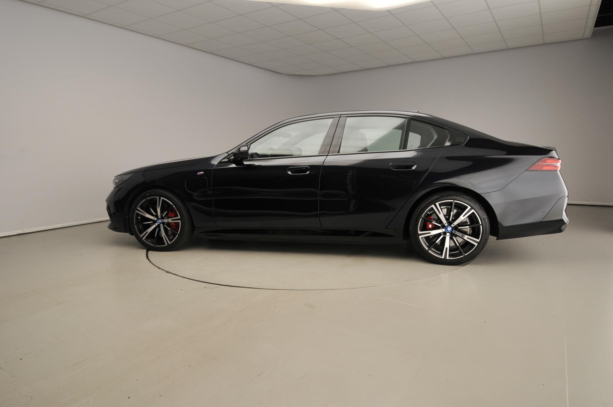 BMW 5 Serie Sedan 550e xDrive - Afbeelding 3