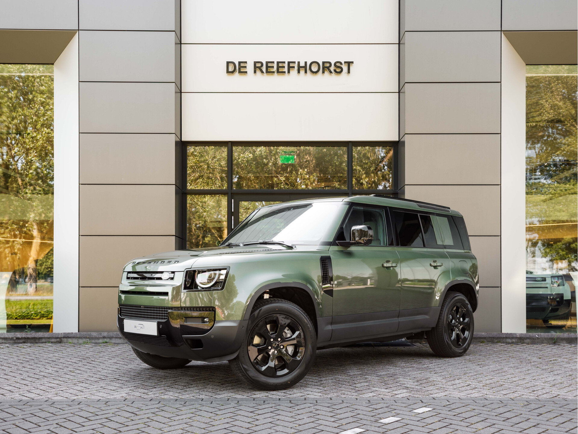 Land Rover Defender 110 P300e 110 Forest Edition