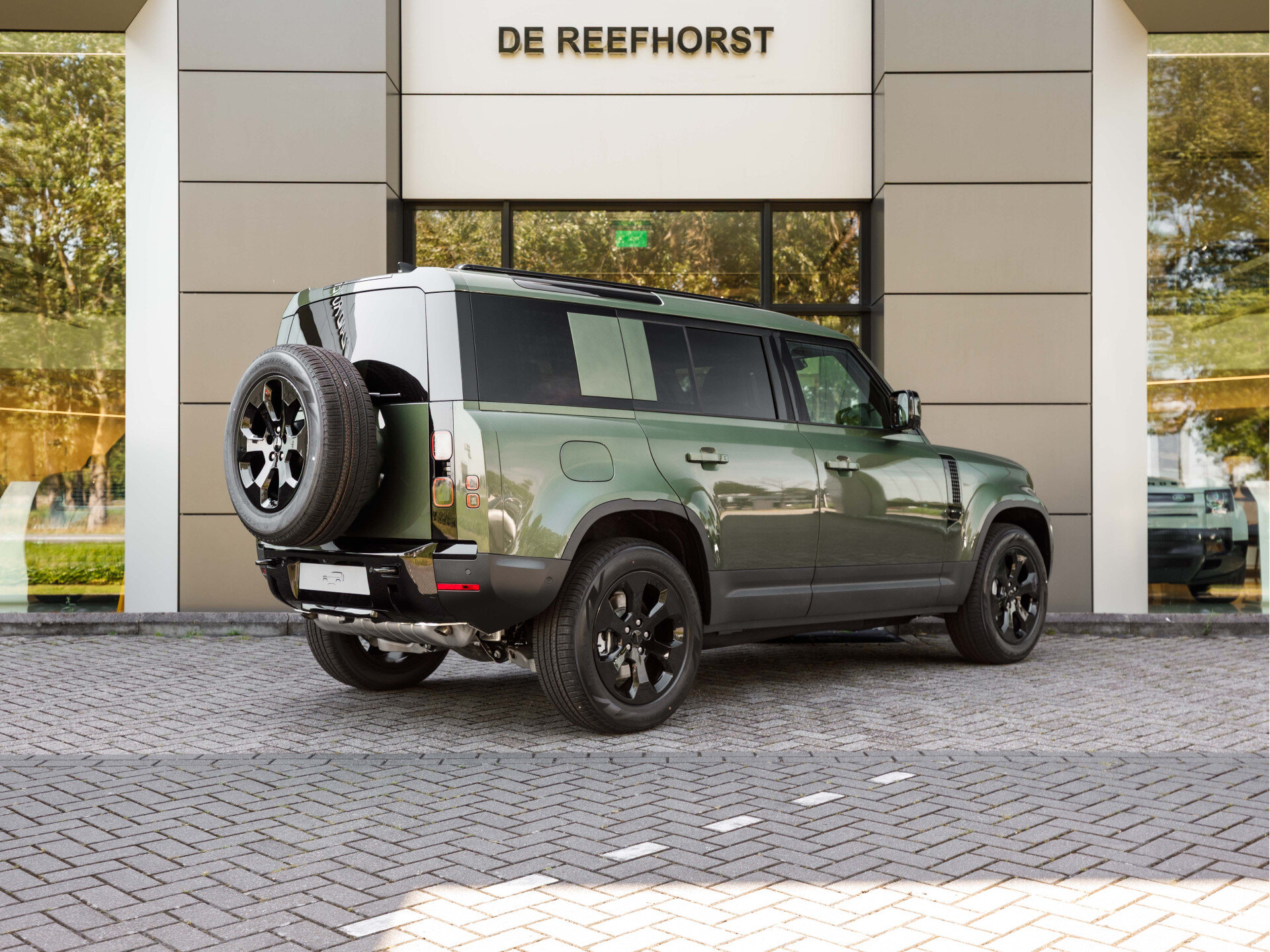 Land Rover Defender 110 P300e 110 Forest Edition - Afbeelding 2