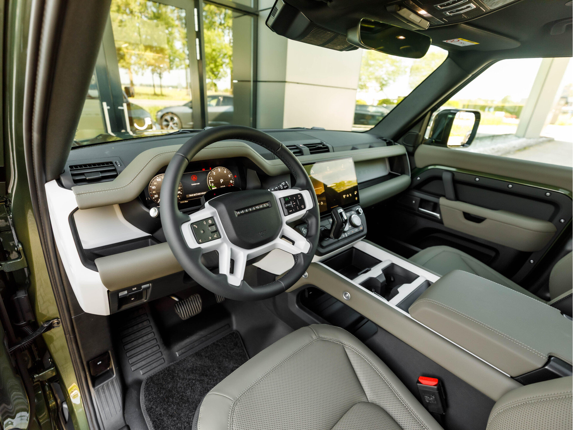 Land Rover Defender 110 P300e 110 Forest Edition - Afbeelding 3