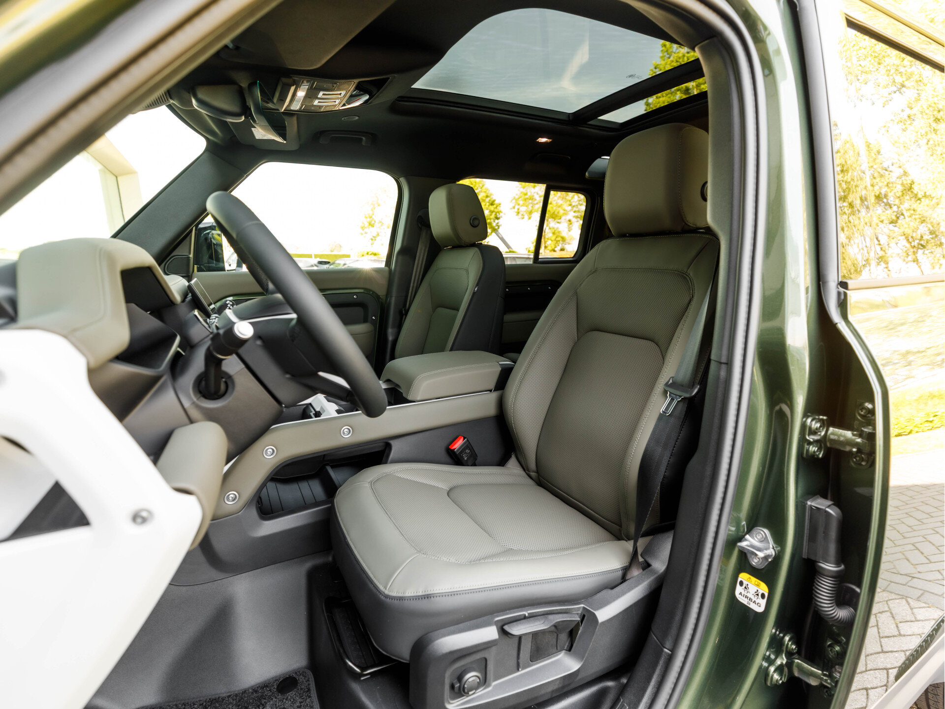 Land Rover Defender 110 P300e 110 Forest Edition - Afbeelding 4