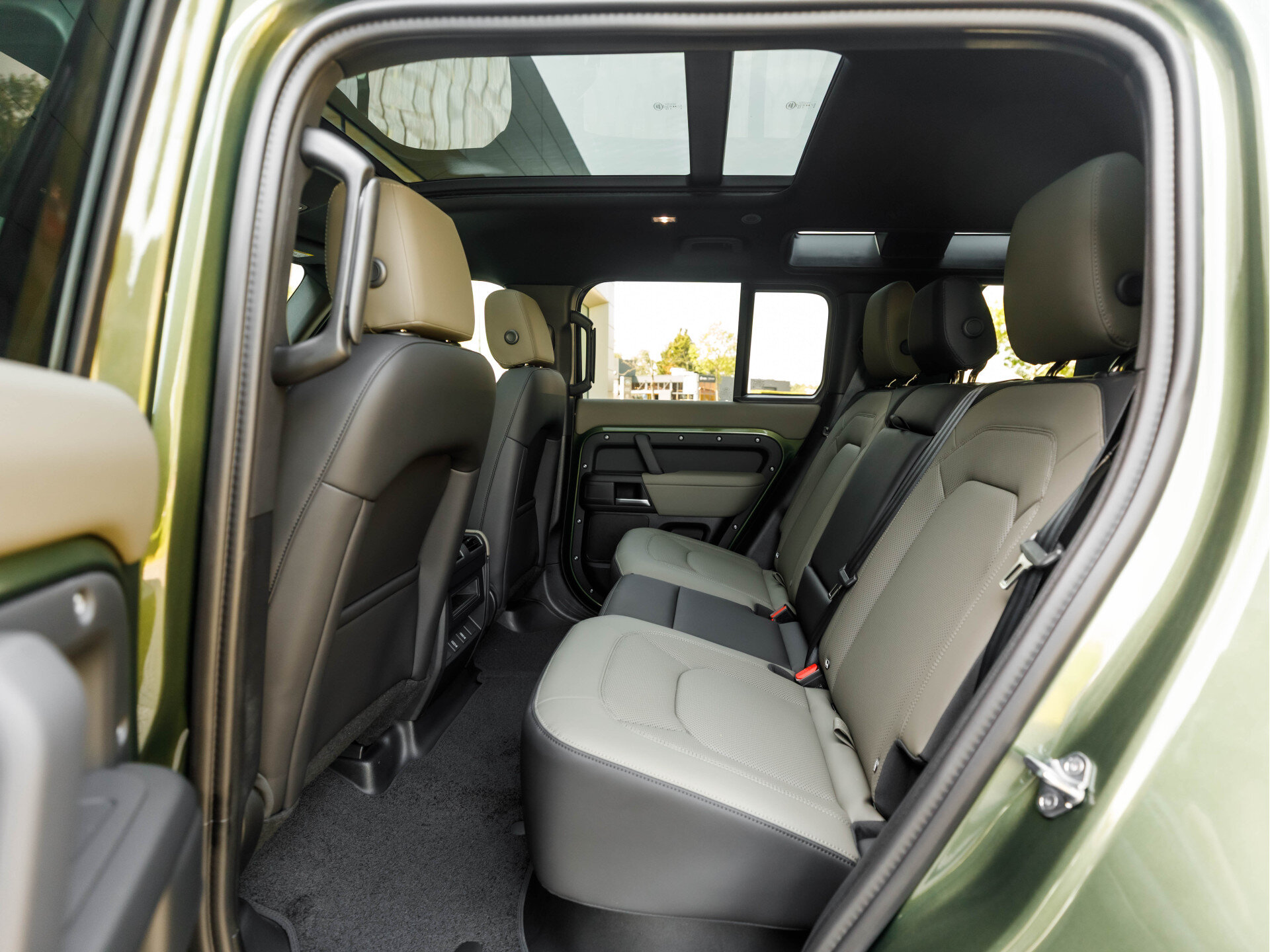 Land Rover Defender 110 P300e 110 Forest Edition - Afbeelding 5