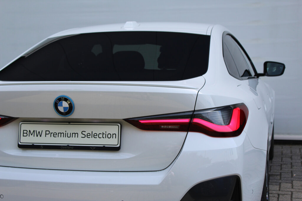 BMW i4 11