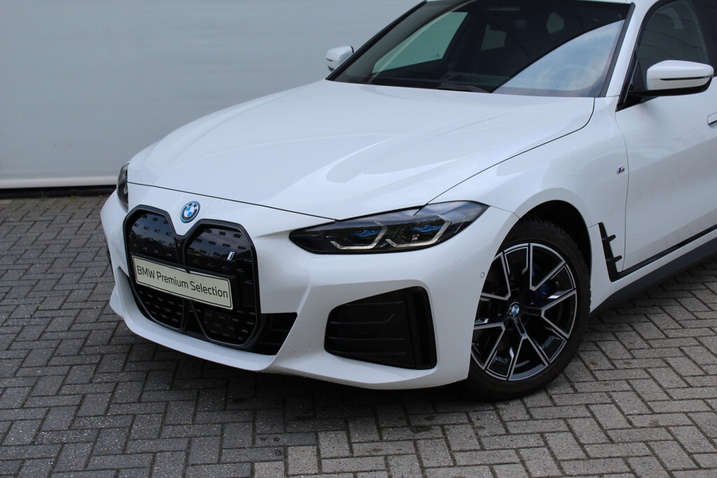 BMW i4 26