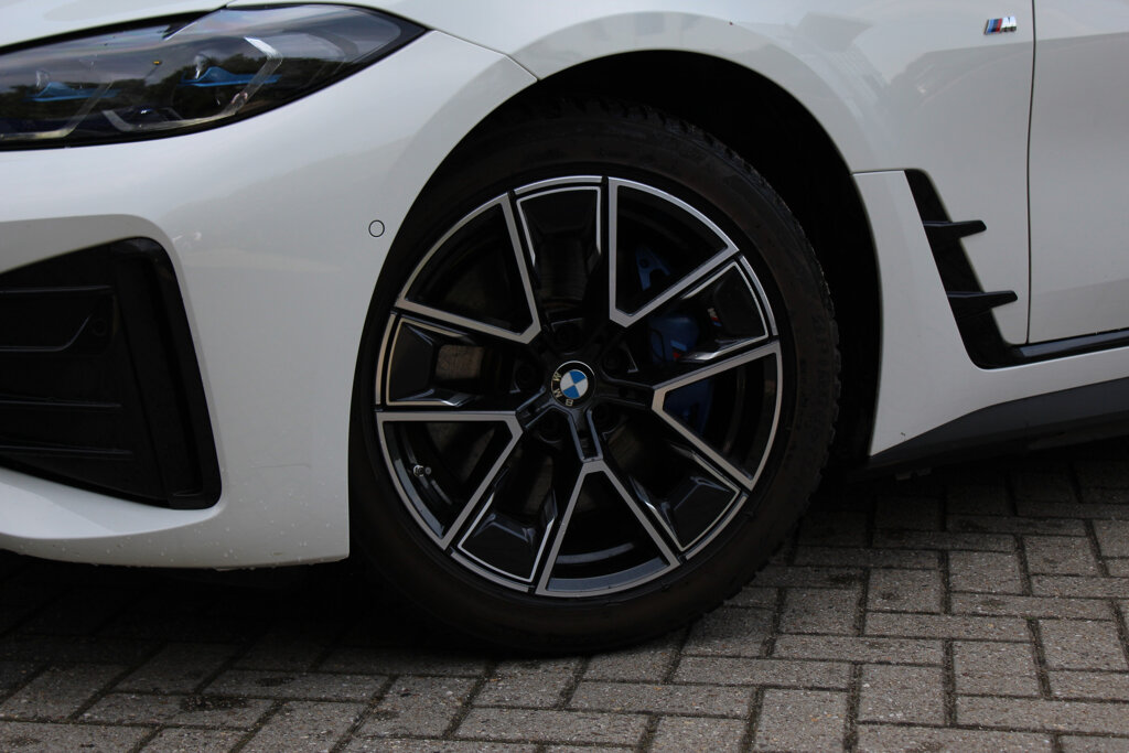 BMW i4 32