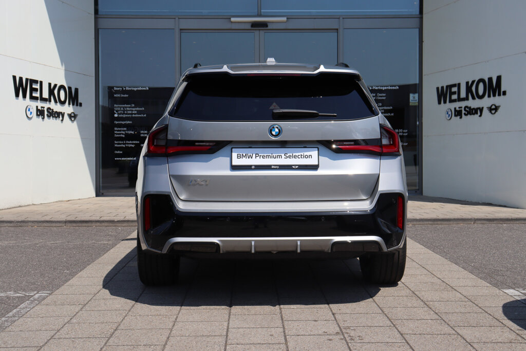 BMW iX1 13