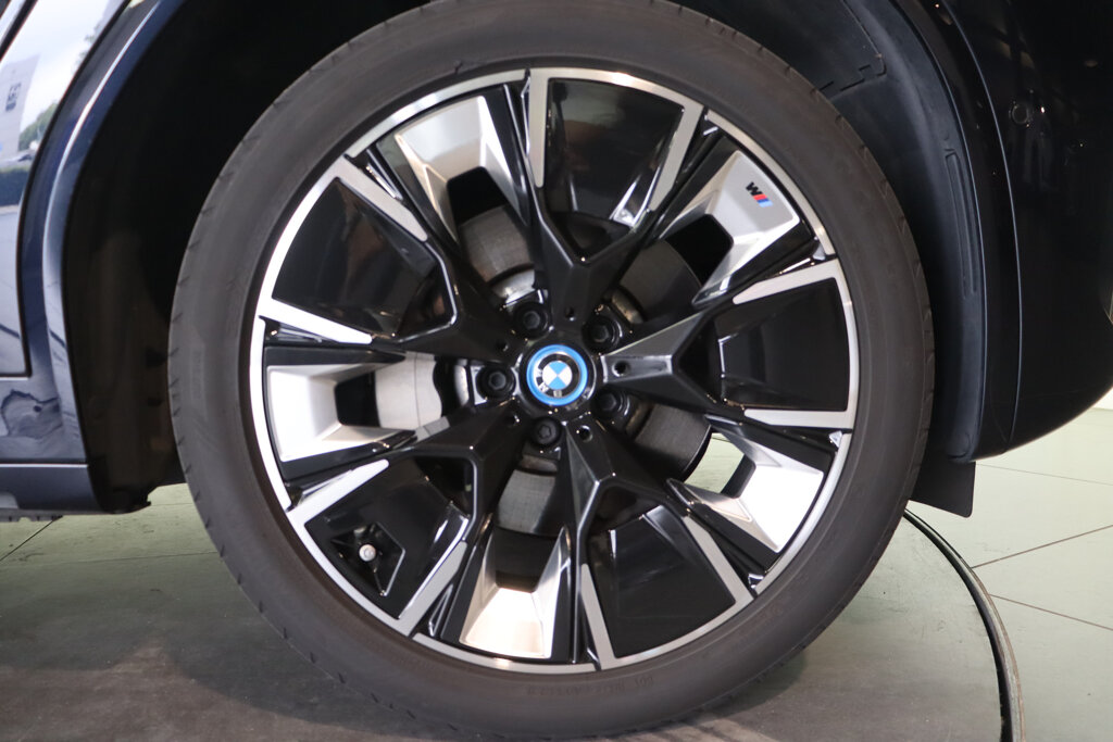 BMW iX3 5