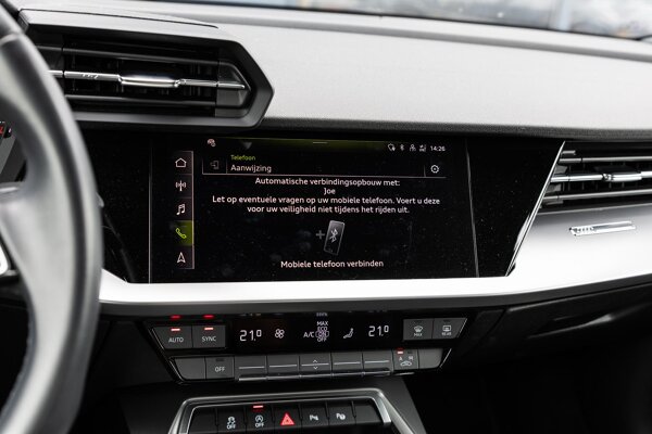 Apple Carplay/Android Auto Apple Carplay/Android Auto