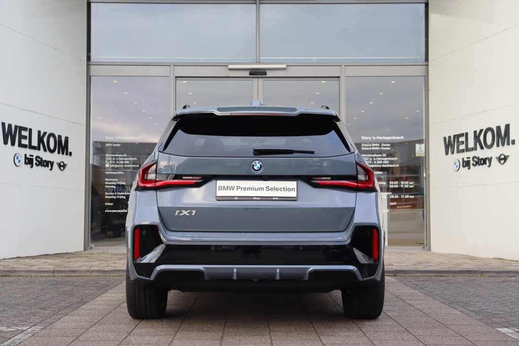 BMW iX1 11