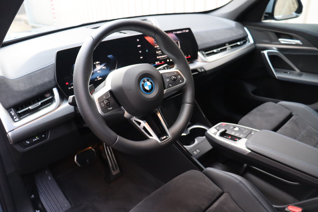 BMW iX1 13
