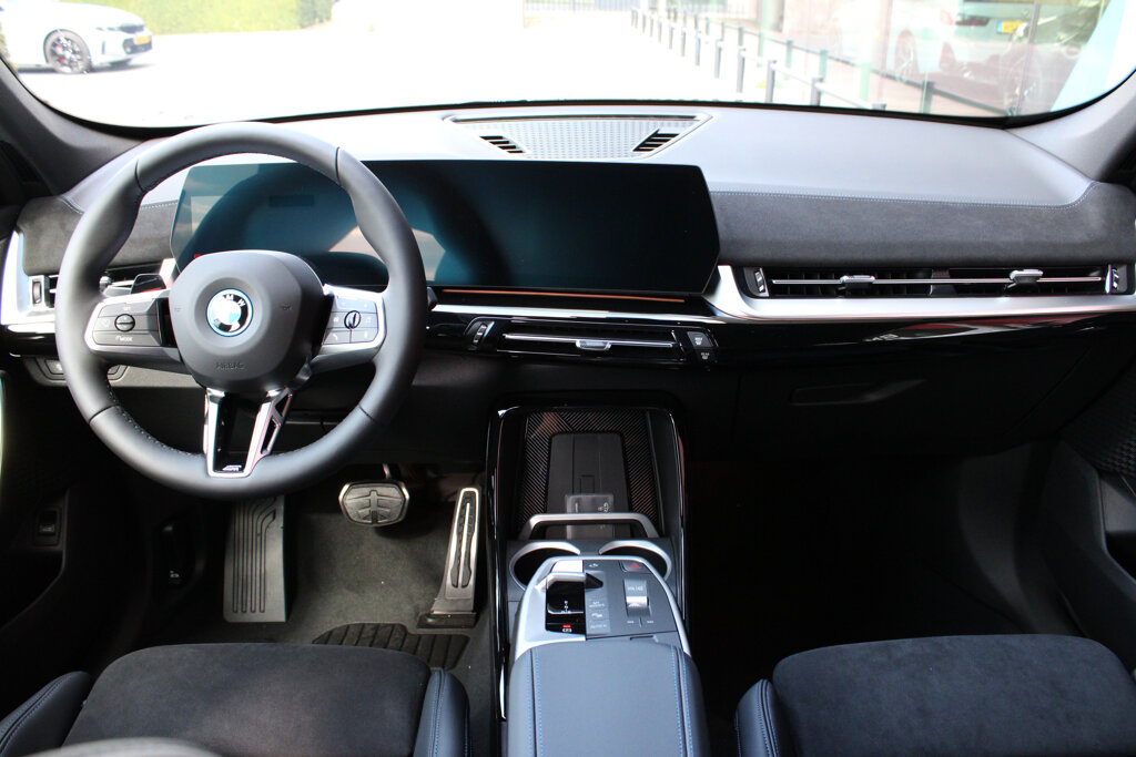 BMW iX1 11