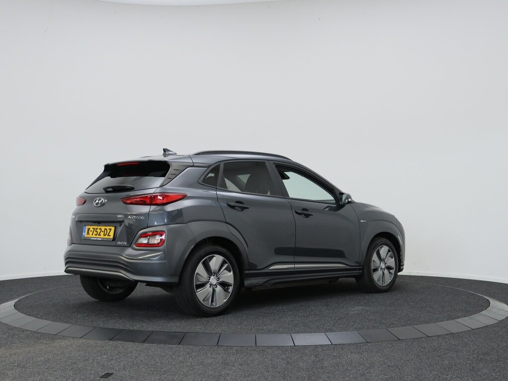 Hyundai Kona EV Premium 64 kWh | Stoelverwarming | Stoelventilatie | Navigati - Afbeelding 2