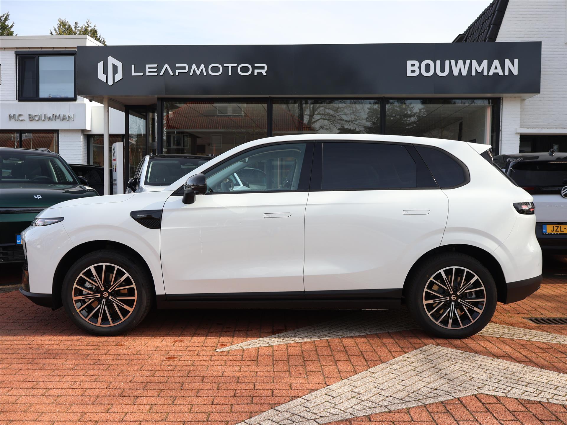 Leapmotor B10 EV 67,1 kWh 218PK Design ProMax, Rijklaarprijs | NIEUW | Panoramadak | Navigatie | Camera | Adaptieve Cruise Control - Afbeelding 4