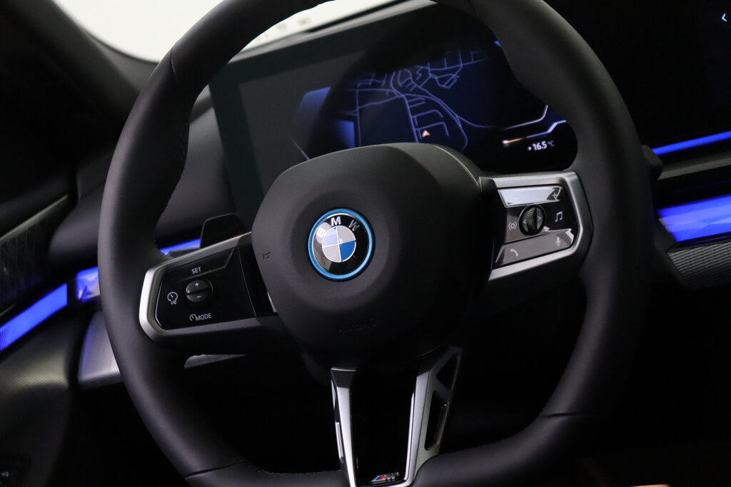BMW i5 25