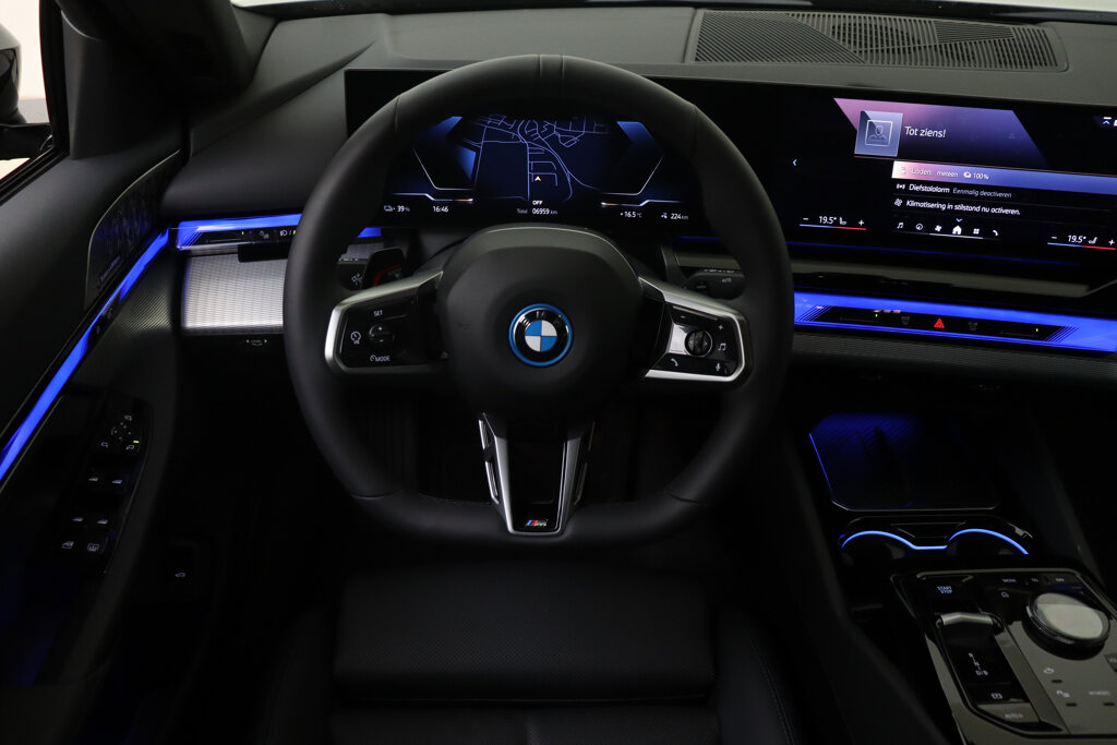 BMW i5 26