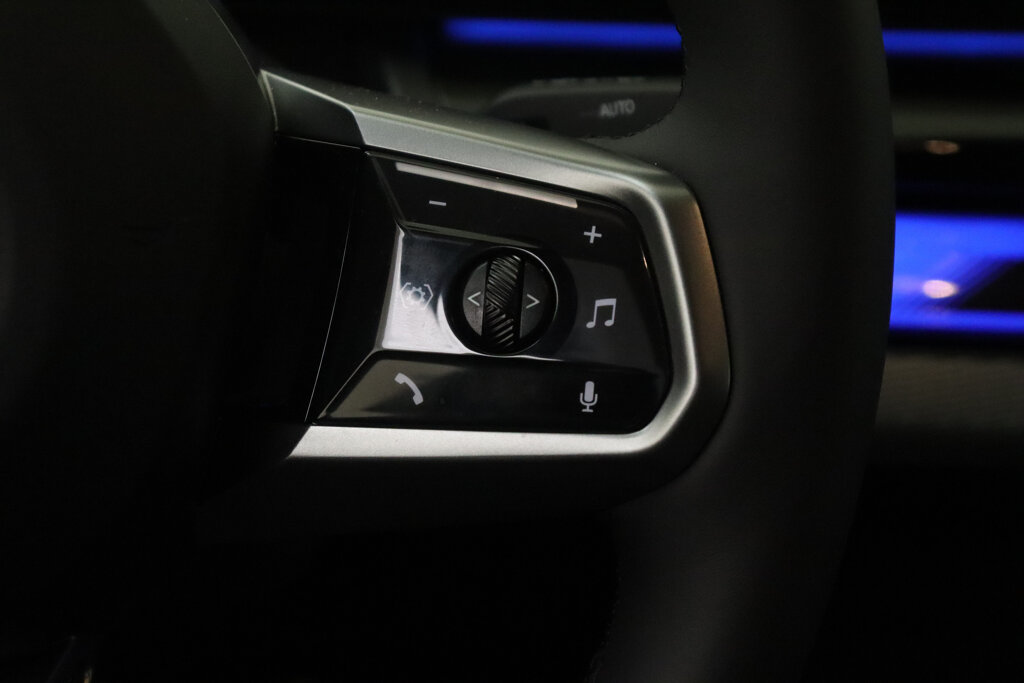 BMW i5 28