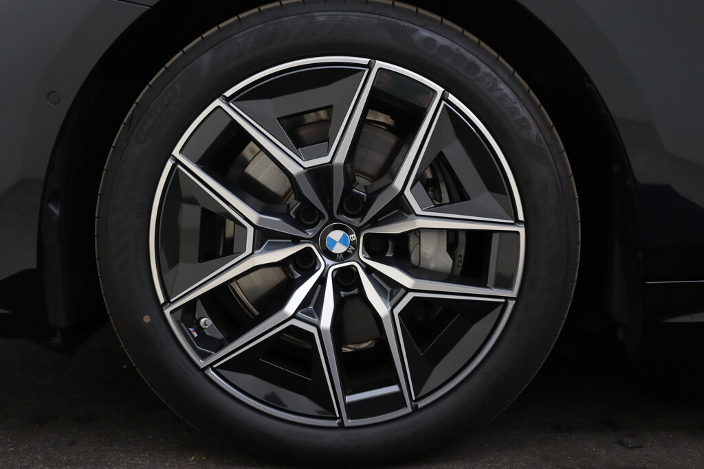 BMW i5 68
