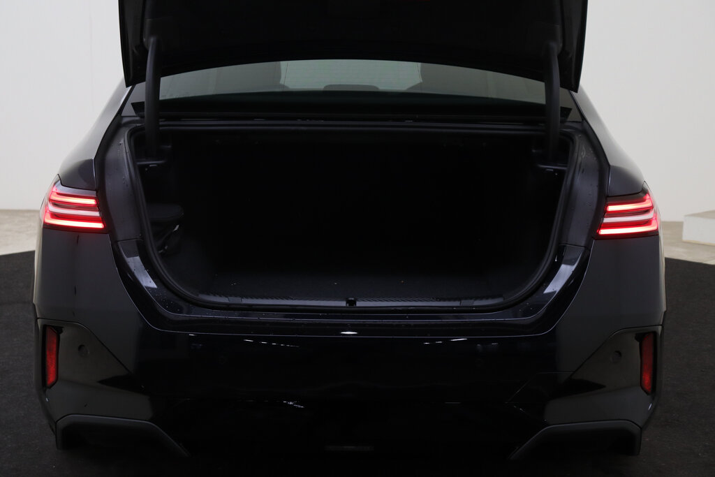 BMW i5 71