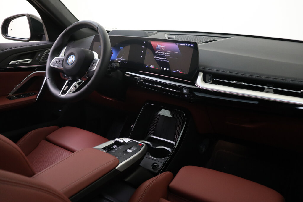 BMW iX1 12