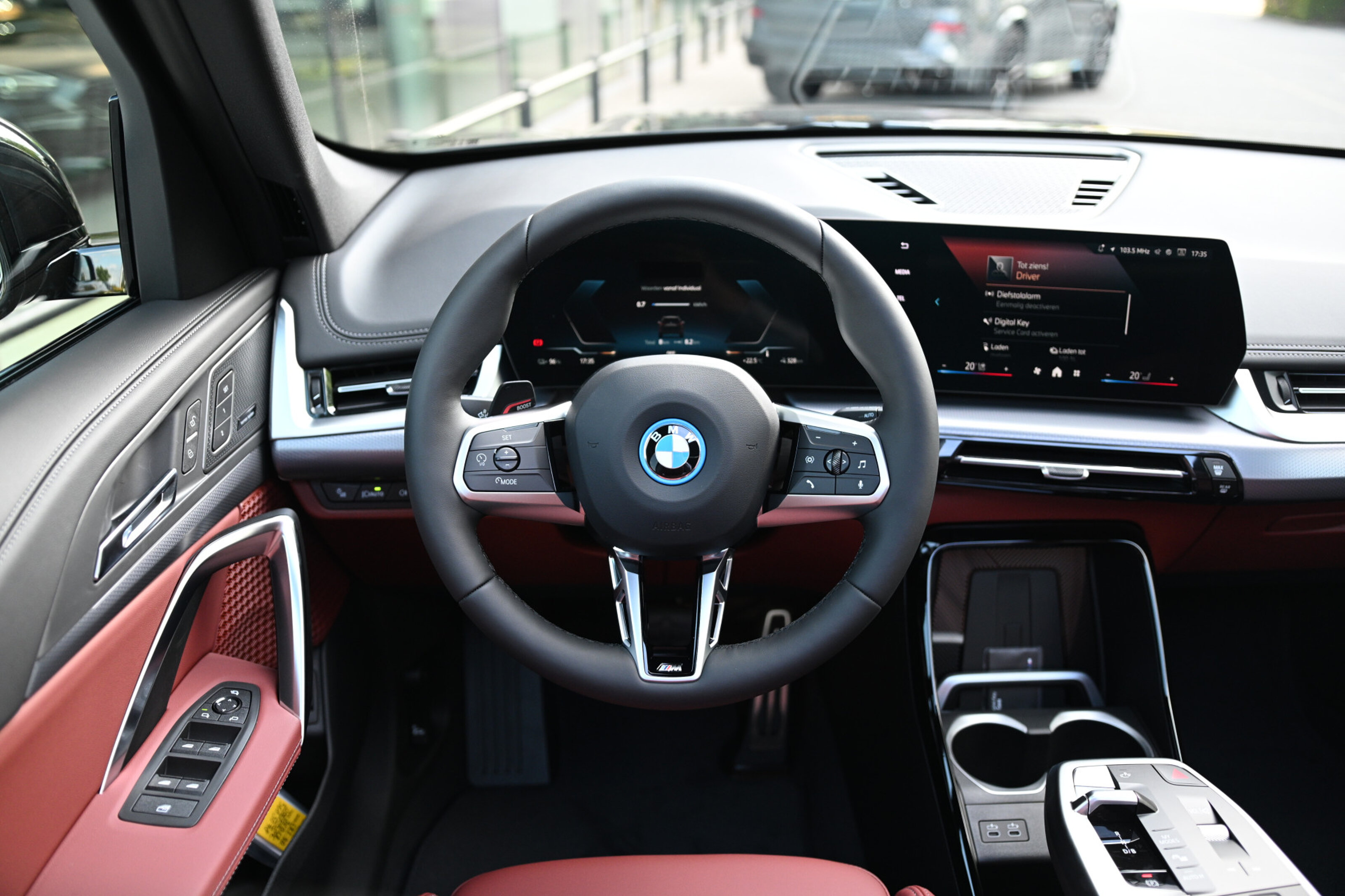 BMW iX1 8