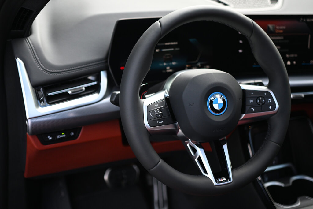 BMW iX1 14