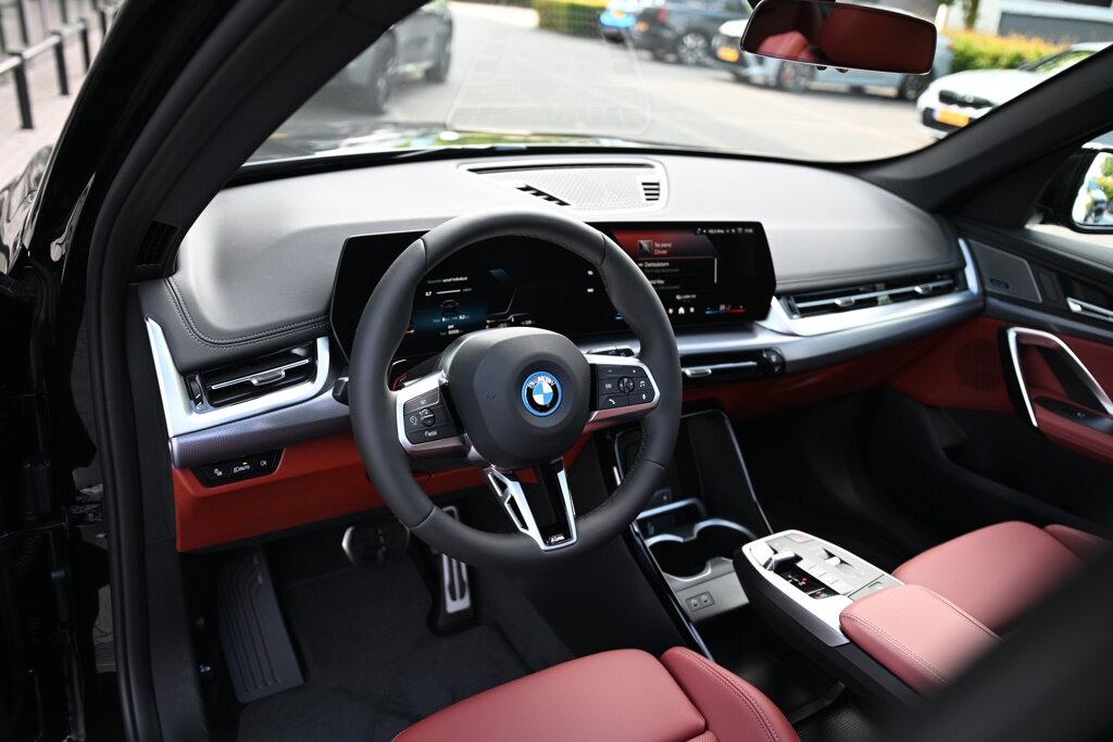 BMW iX1 21