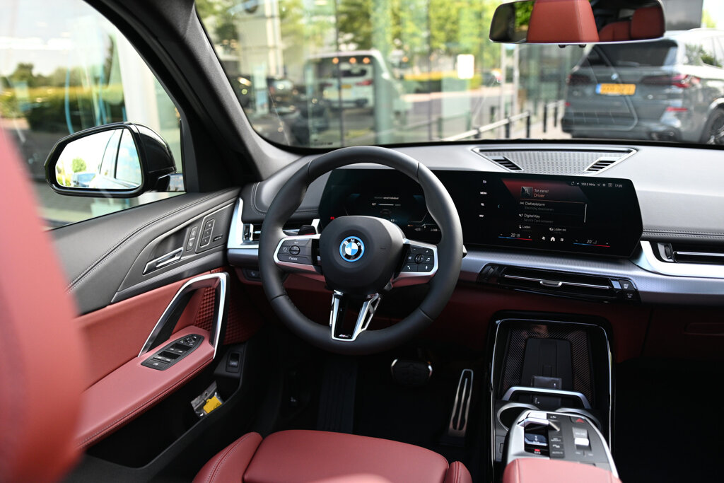 BMW iX1 26