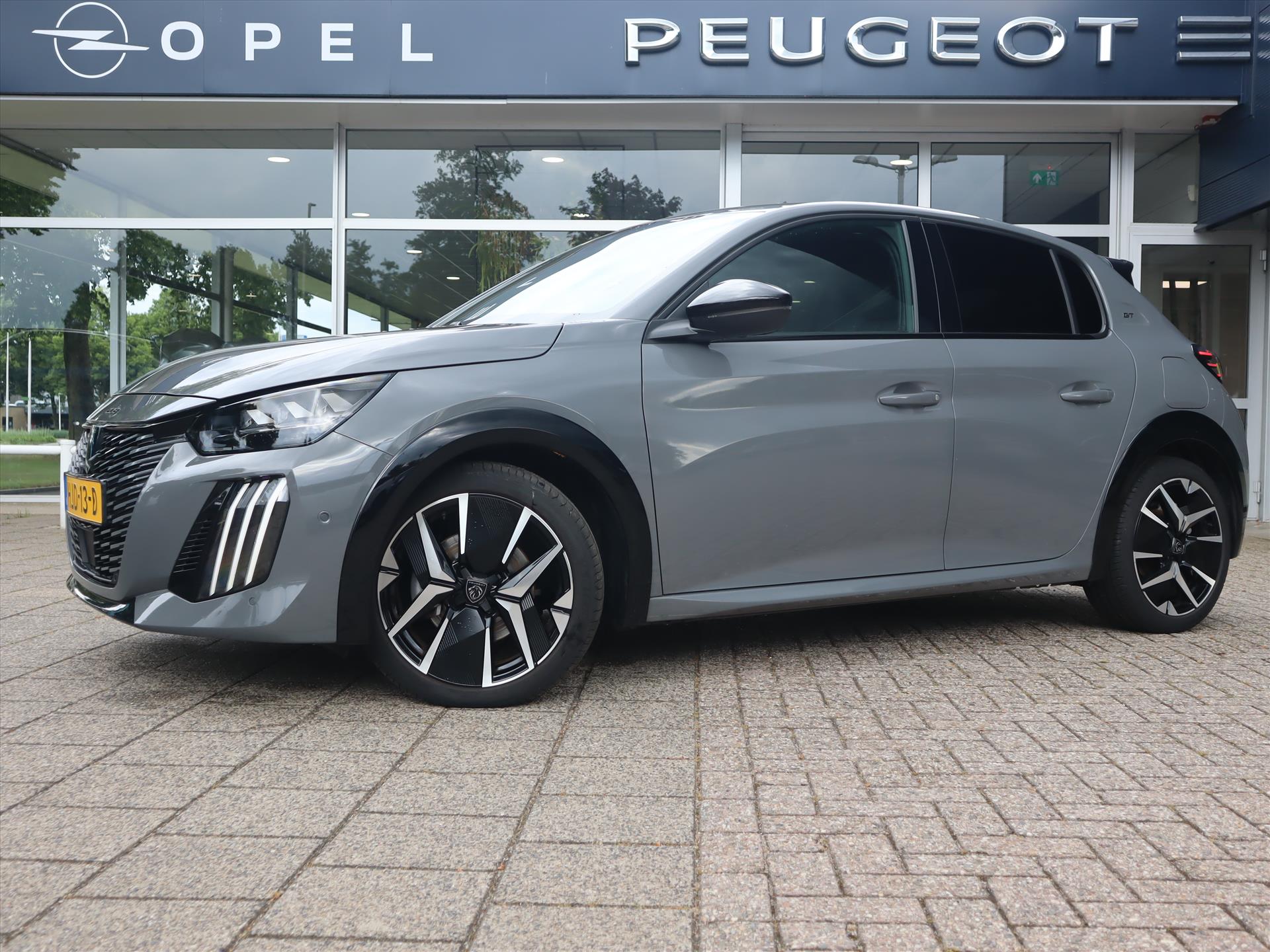 Peugeot 208 GT HYBRID 145pk e-DCS6 automaat, Rijklaarprijs, Camera voor en achter Adaptieve cruise control Keyless entry & start