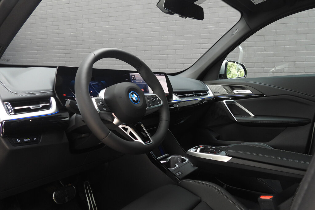 BMW iX1 11