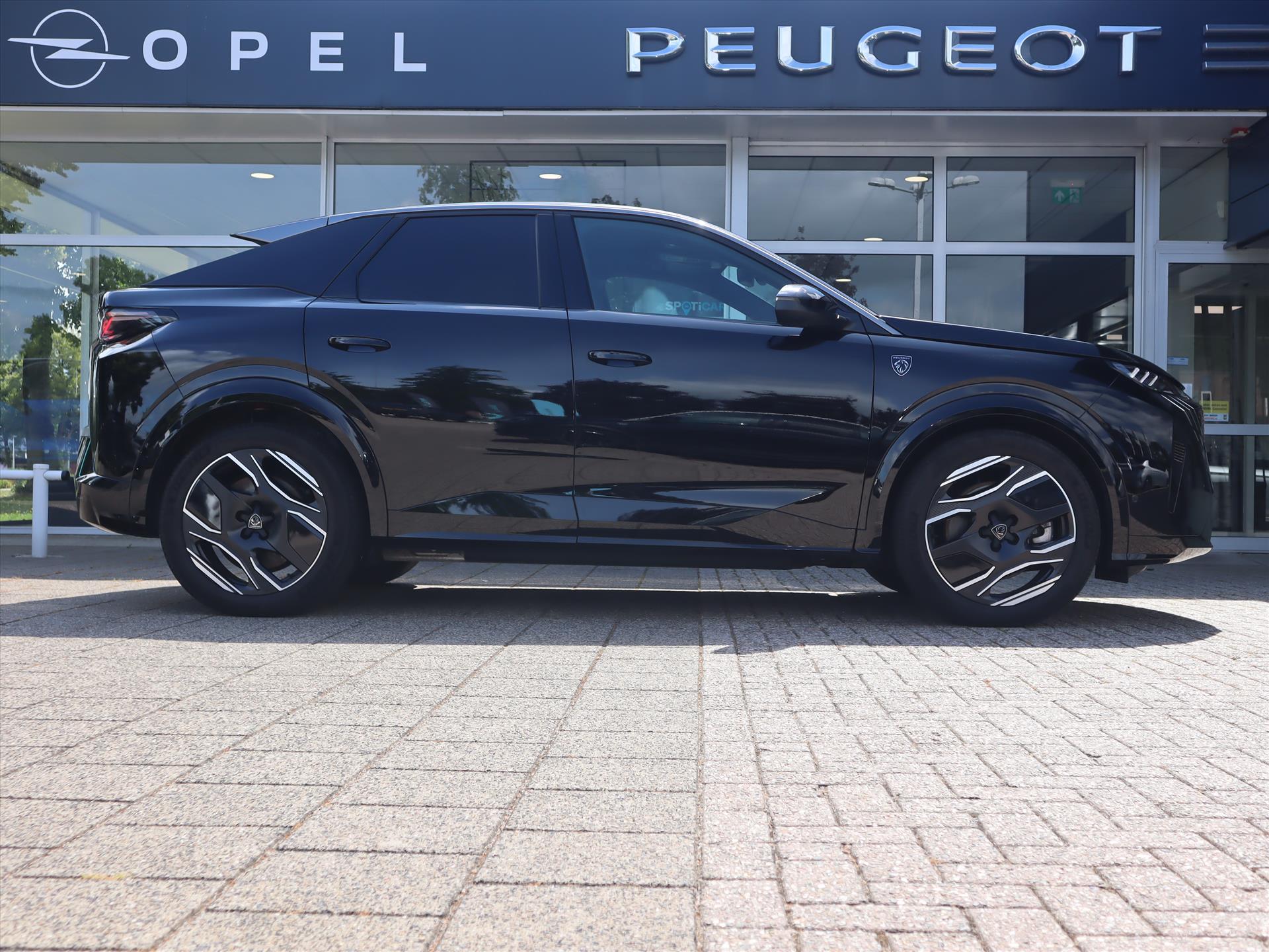 Peugeot e-3008 Launch Edition EV 73 kWh 325pk Dual Motor, Rijklaarprijs, Panoramisch schuifdak Warmtepomp FOCAL HiFi - Afbeelding 4