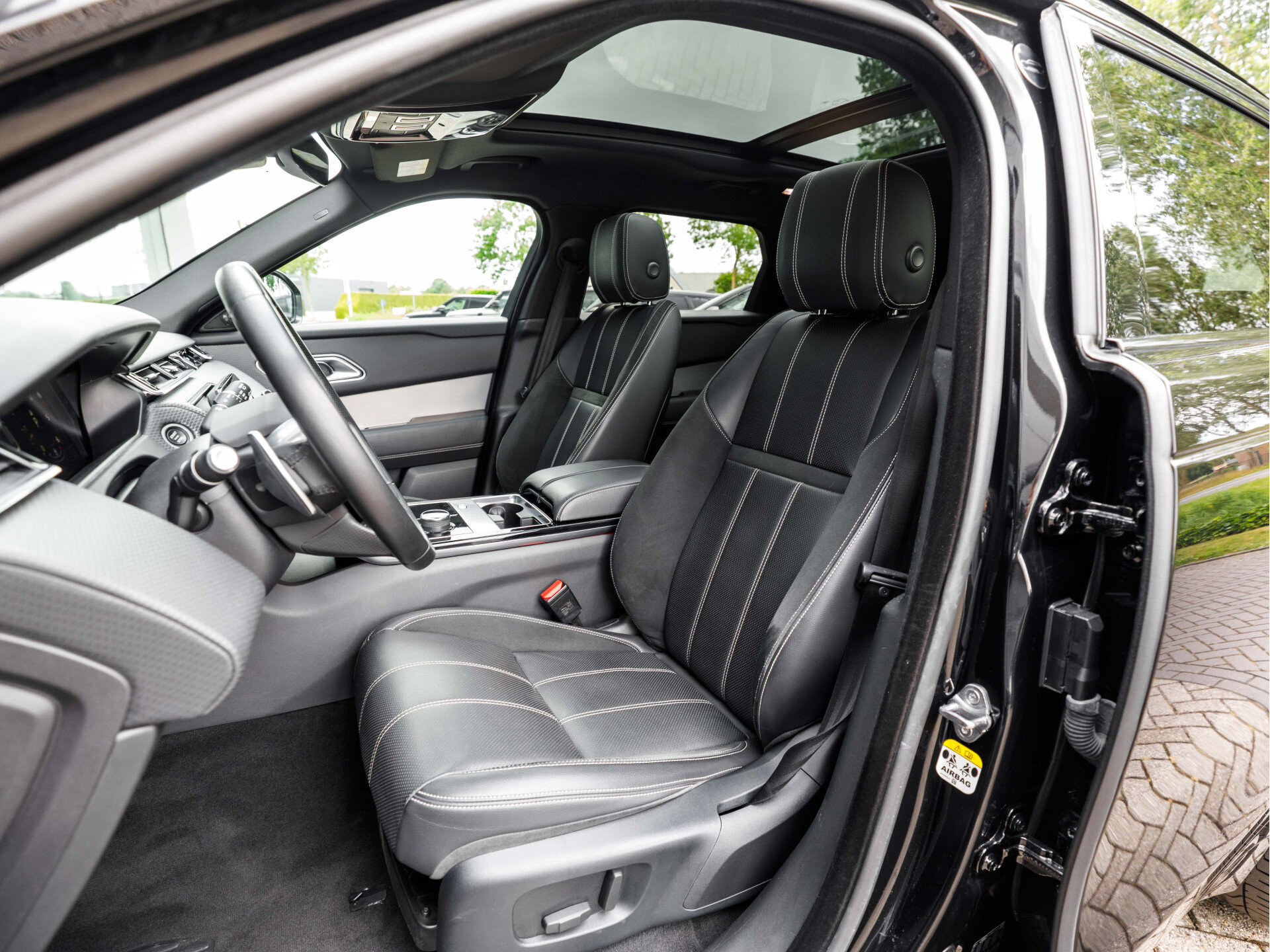 Land Rover Range Rover Velar 3.0 D300 AWD R-Dynamic SE - Afbeelding 4