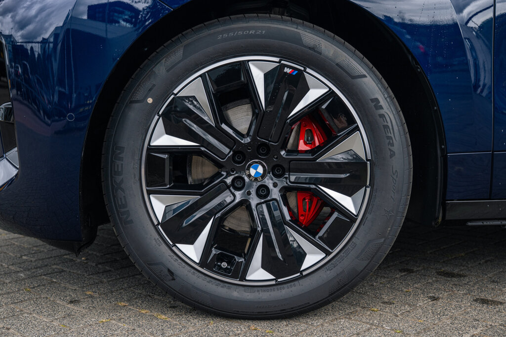 BMW iX 8