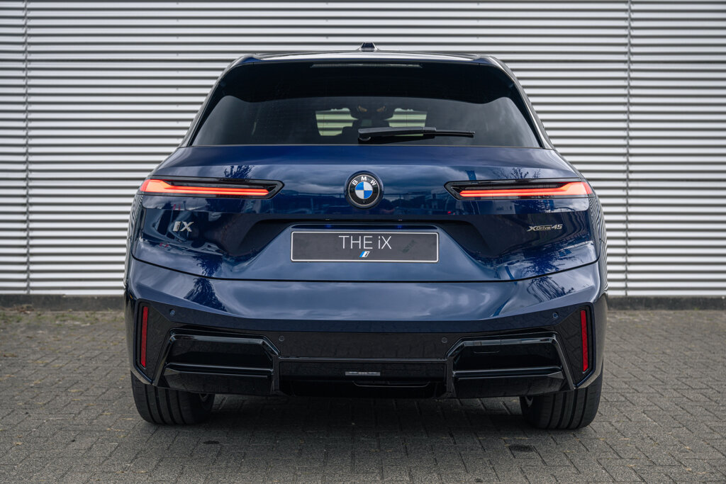 BMW iX 35