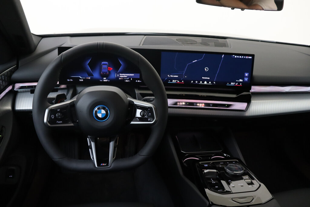 BMW i5 23