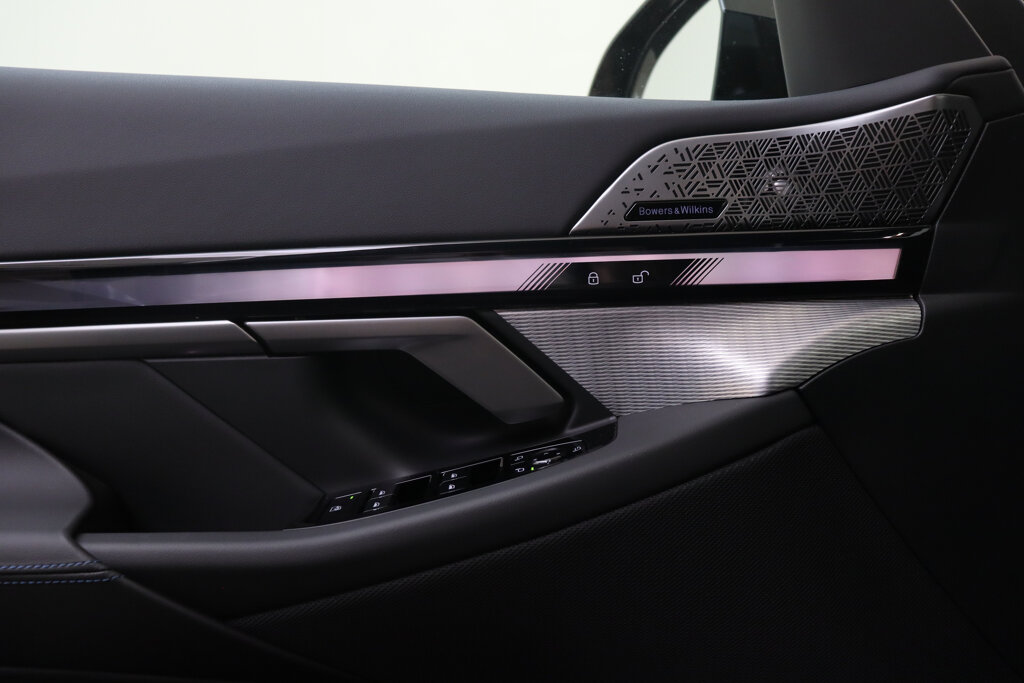 BMW i5 28