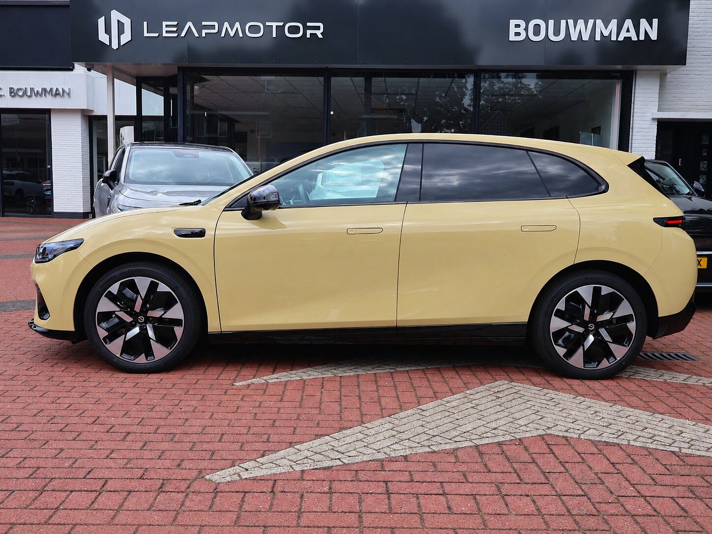 Leapmotor B05 67,1 kWh 218PK Automaat Design, Rijklaarprijs | Panoramadak | 360 Camera | Navigatie | LED - Afbeelding 2
