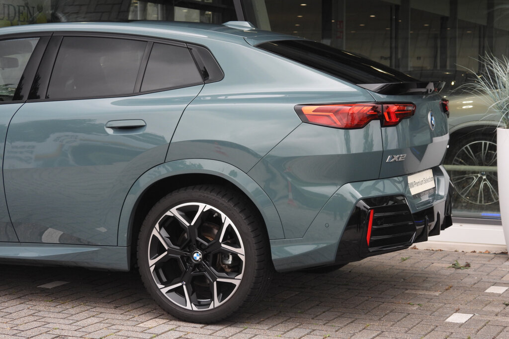 BMW iX2 16