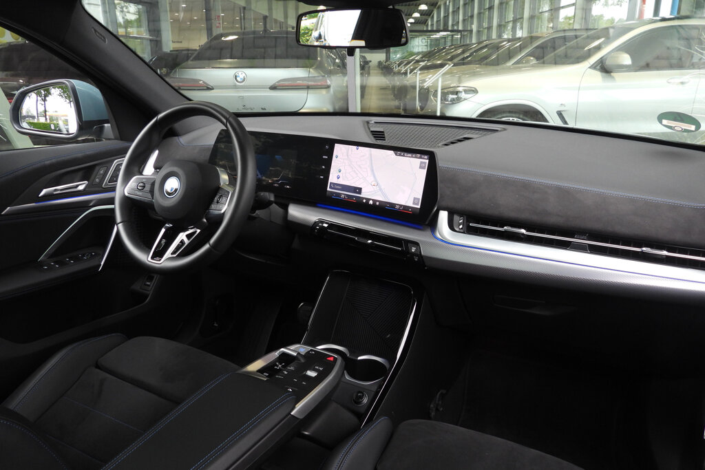 BMW iX2 26