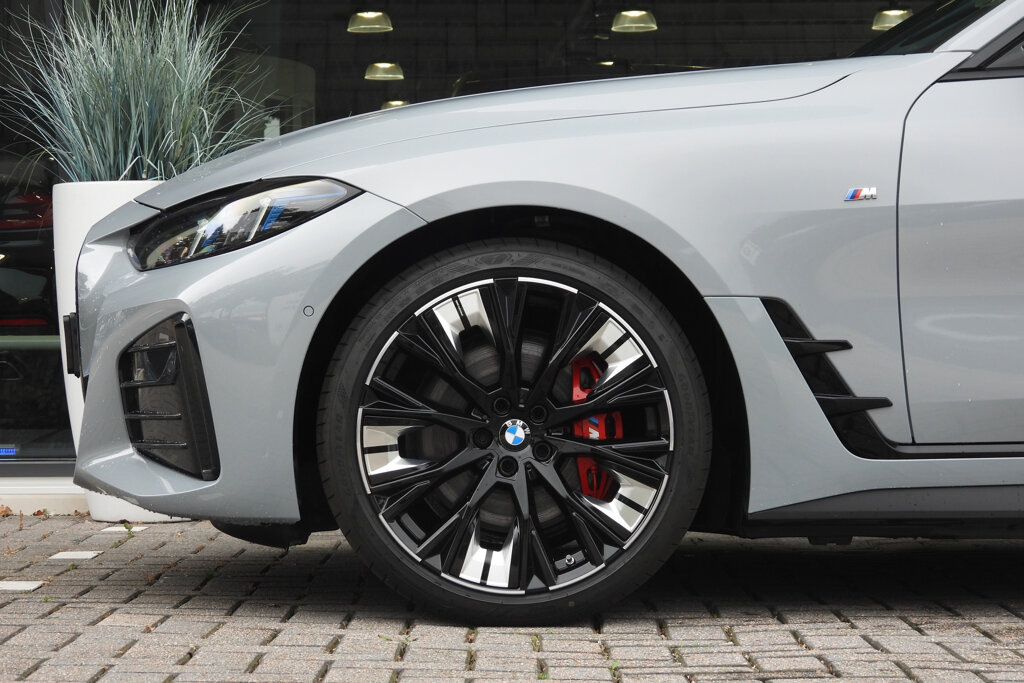 BMW i4 11